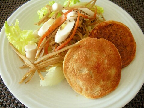 きんぴらとホワイトソーセージのサラダ＆大豆粉パンケ